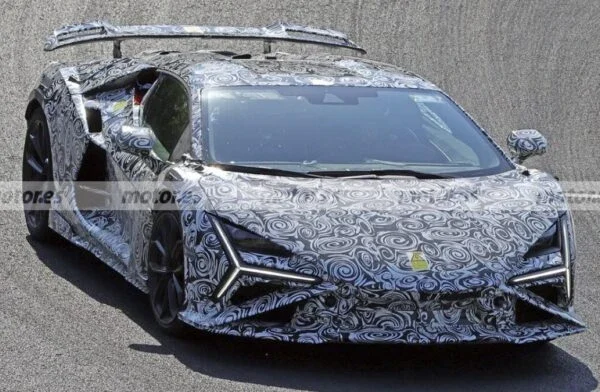 Новий Lamborghini Revuelto SV помітили на тестах (фото)