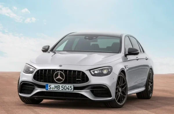 Власники Mercedes-AMG подали до суду через металеву емблему на сидінні