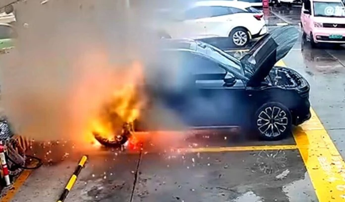 Zeekr 7X спалахнув на зарядній станції хоча автомобіль не заряджався