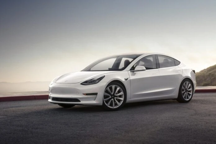 Tesla Model 3 подолала 694 тисячі км і досі їздить на заводській батареї