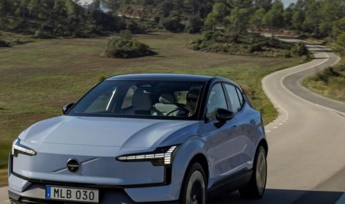 Volvo EX30 перетворили на великий павербанк на колесах