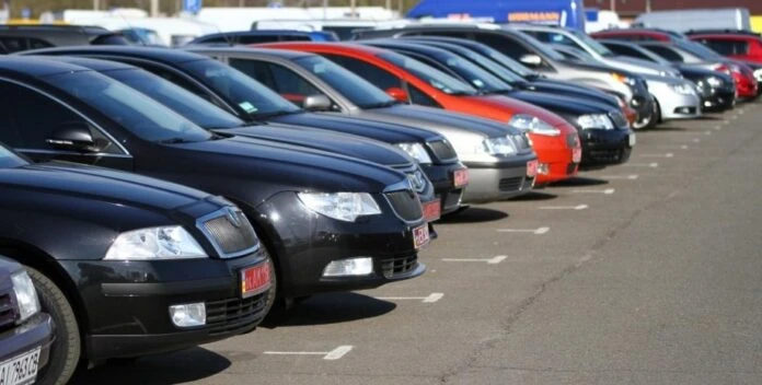 Світовий авторинок падає восьмий місяць поспіль